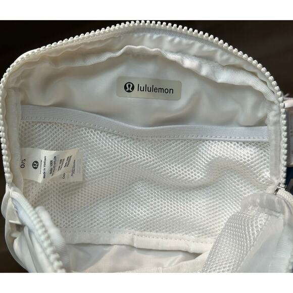 Lululemon Everywhere Belt Bag 1L in White - Picture 6 of 11